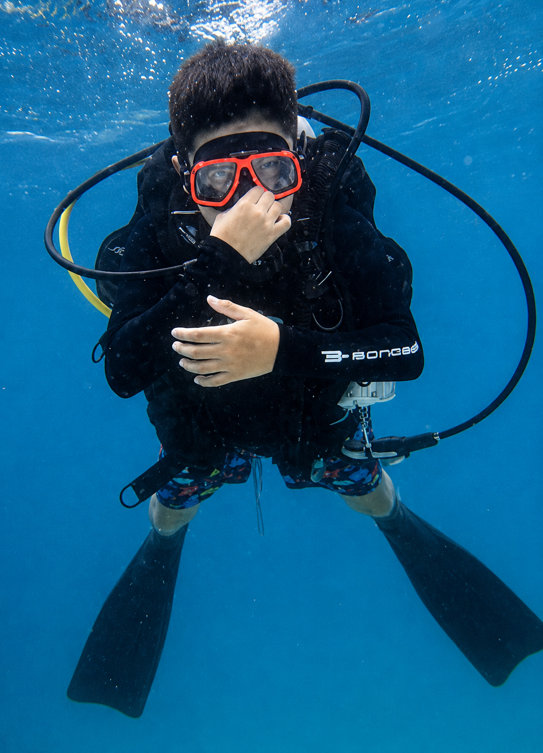 Niña participando en una experiencia sensorial en el agua dentro del programa MAREA