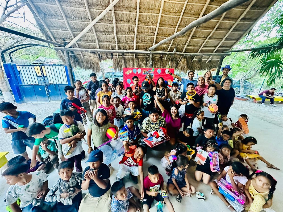 Entrega de juguetes a niñas y niños en una actividad comunitaria de The Change Machine