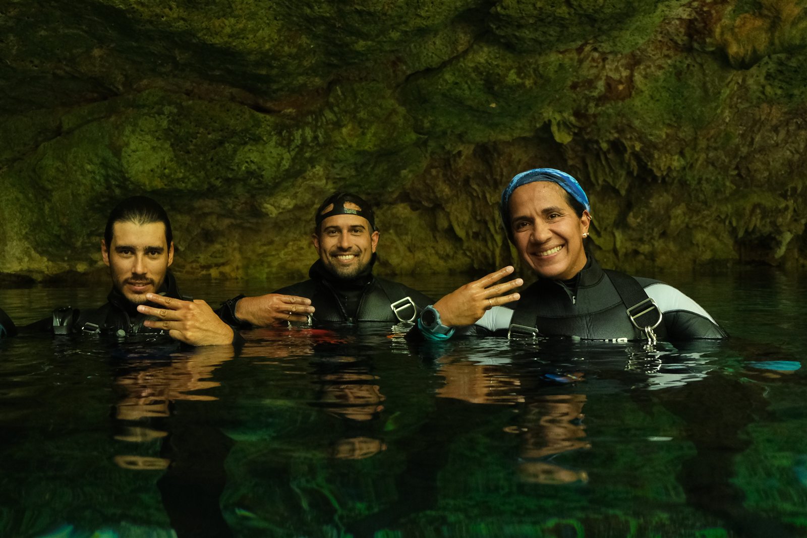 Alejandra Rodríguez, Adrián de la O y Mauricio Rodríguez, fundadores de The Change Machine, en un cenote